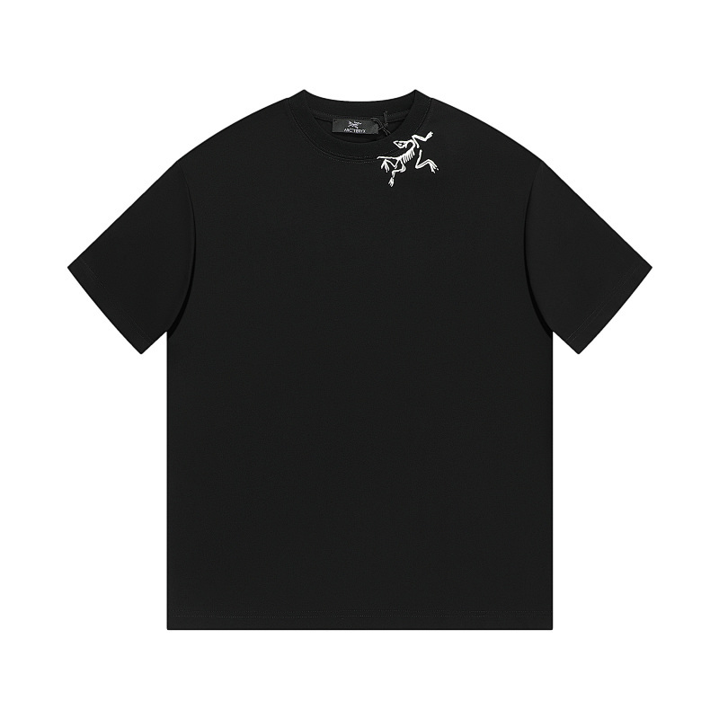 ARC'TERYX シンプルなプリント柄の半袖Tシャツ